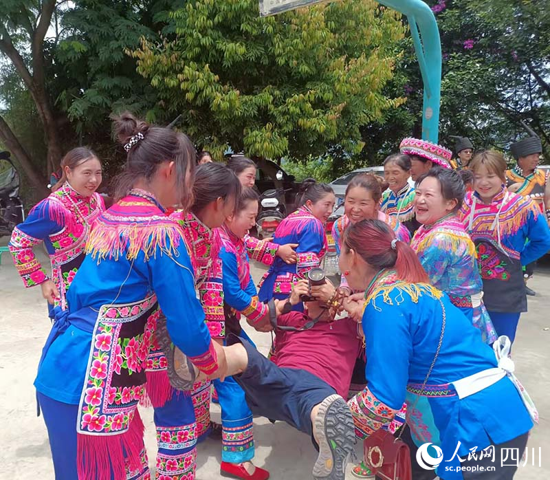 會理白沙民俗村民間習俗——篩糠。吳舒婷攝