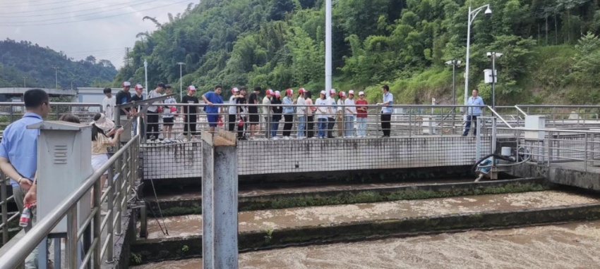 污水處理廠工作人員為同學(xué)們介紹污水處理廠的規(guī)模、工藝流程等基本情況。沐川生態(tài)環(huán)境局供圖