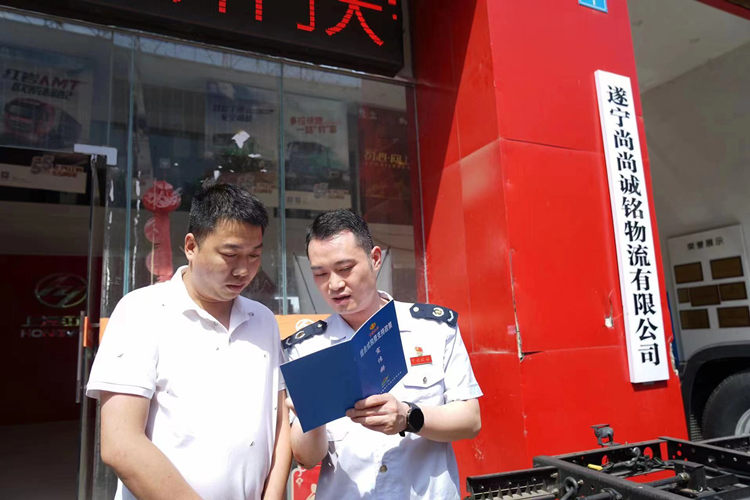 稅務(wù)干部到企業(yè)宣傳退稅新政。四川省稅務(wù)局供圖_副本