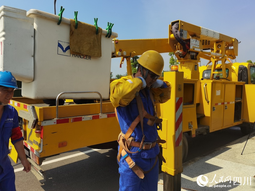 電力工人全副武裝，保障帶電作業(yè)安全進行。人民網(wǎng) 郭瑩攝