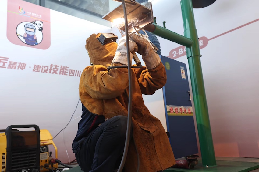 焊接項(xiàng)目比賽現(xiàn)場。四川人社供圖