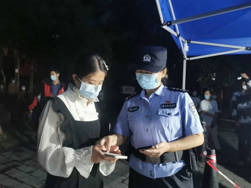 協(xié)助市民核酸檢測(cè)。成都市公安局郫都區(qū)分局供圖