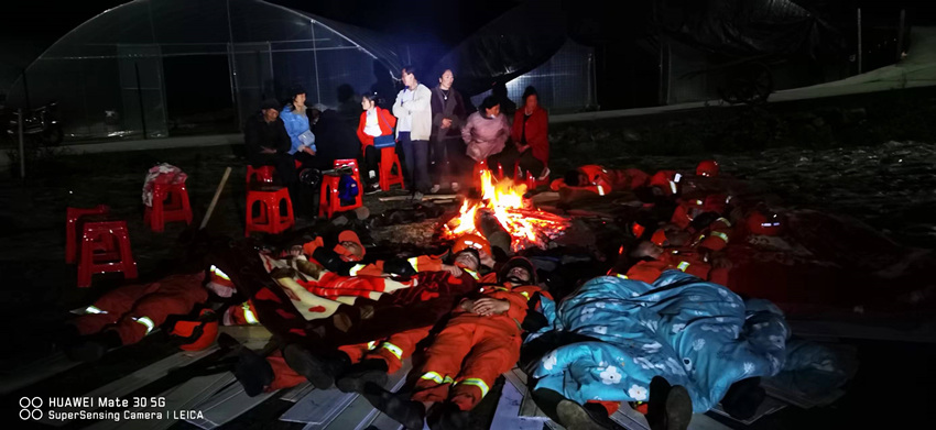 入夜，救援人員席地而睡。四川省森林消防總隊供圖