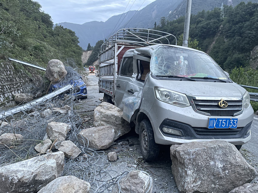 地震中因落石而損壞的車(chē)輛。四川省森林消防總隊(duì)供圖