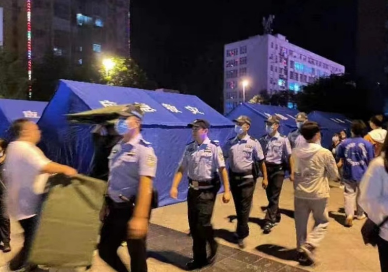 邱建華堅(jiān)守抗震救災(zāi)一線。雅安公安供圖