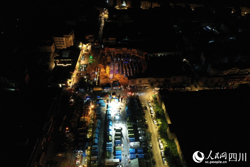 航拍磨西鎮(zhèn)安置點(diǎn)。人民網(wǎng) 王洪江攝