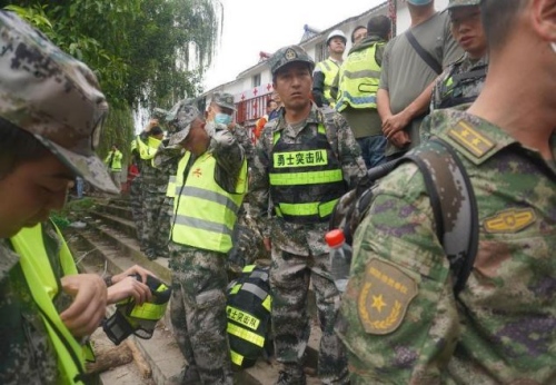 石棉縣退役軍人事務局迅速行動，組織動員“大渡河勇士”突擊隊緊急出動。四川省退役軍人事務廳供圖