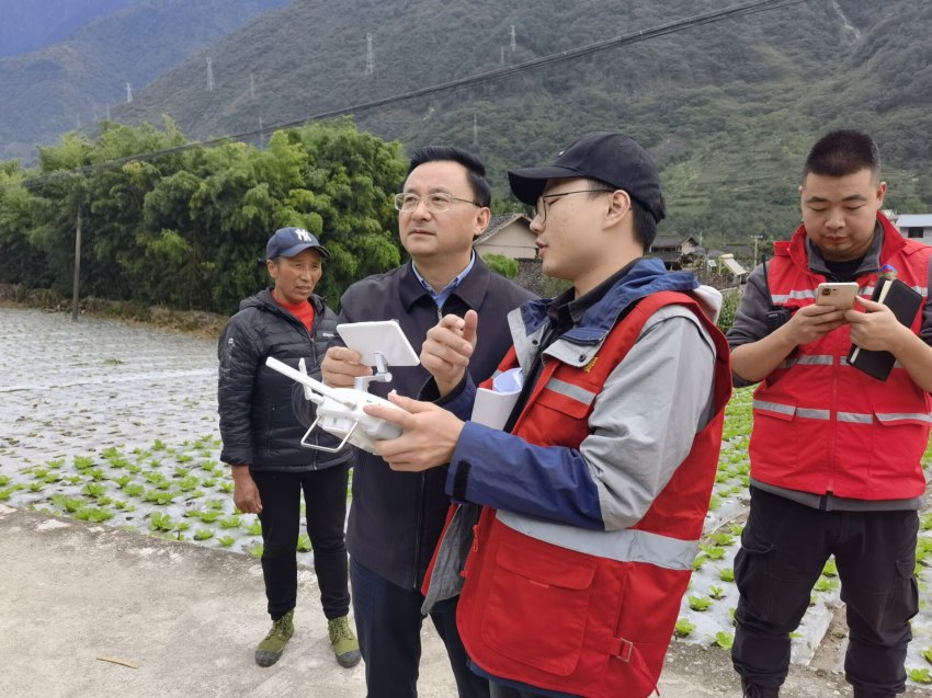 伍定通過無人機影像查看地災(zāi)隱患點情況。四川省地質(zhì)局供圖