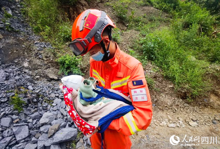 寶寶安靜地躺在森林消防員張自立懷里。彭科攝