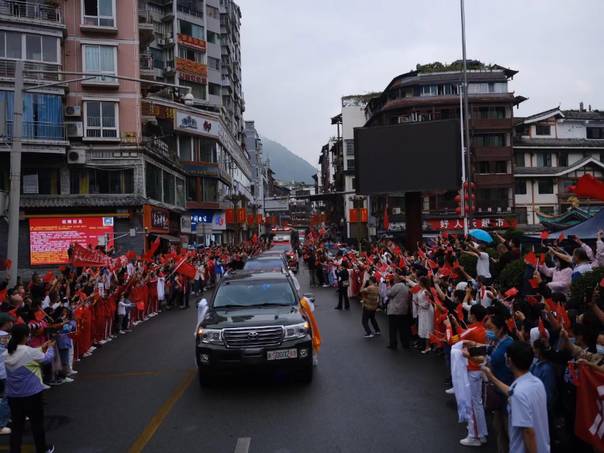 9月13日,瀘定縣,森林消防員撤離時受到當(dāng)?shù)鼐用駣A道相送。程雪力攝