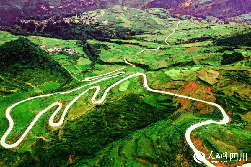美姑縣依果覺(jué)鄉(xiāng)依德阿嫫村的通村公路。阿牛史日攝