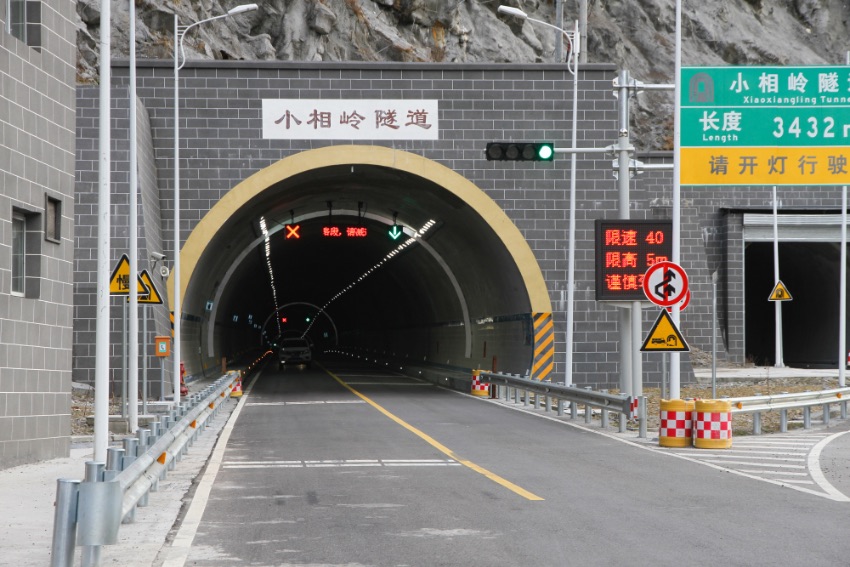 近年來，越西縣的交通條件不斷改善，圖為中冕公路小相嶺隧道。越西縣委宣傳部供圖