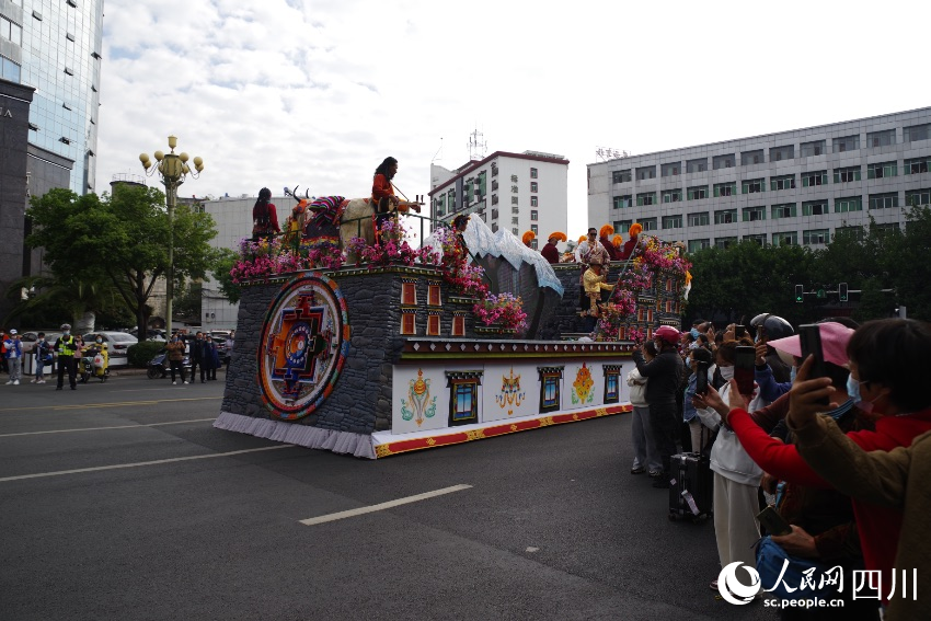 花車巡游現(xiàn)場。宋明攝