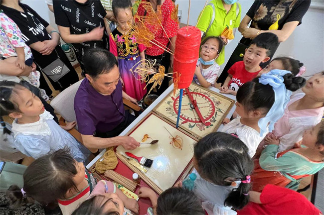 六一兒童節(jié)，中華優(yōu)秀傳統(tǒng)文化體驗活動。成都市民宗局供圖