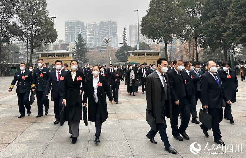 1月11日，四川省十四屆人大一次會(huì)議在成都召開，代表們步入會(huì)場(chǎng)。人民網(wǎng) 王波攝