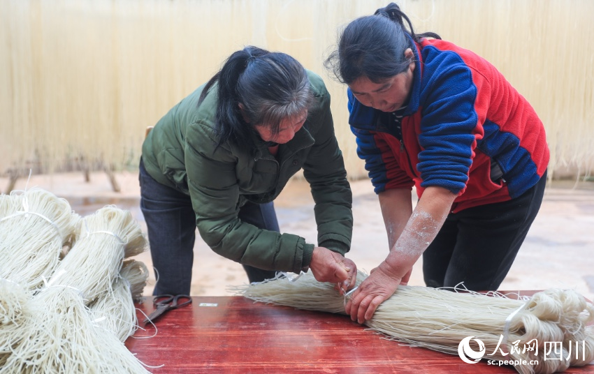 手工苕粉制作現(xiàn)場(chǎng)。劉學(xué)懿攝