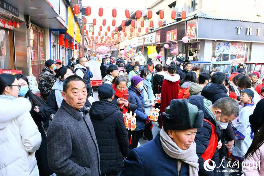 南華宮街，居民過年。江悅攝