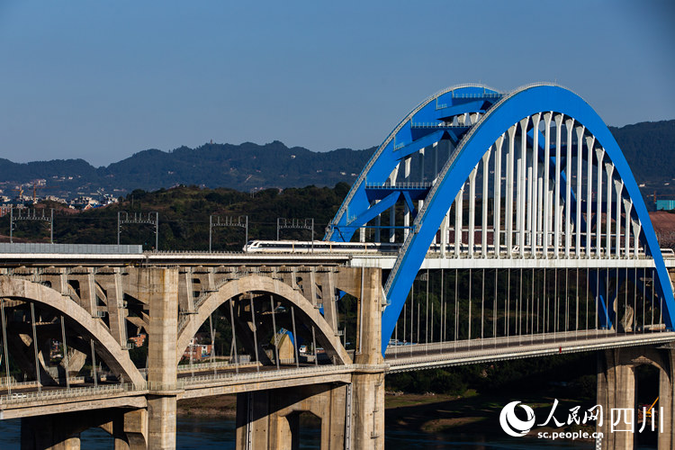 一列高鐵經(jīng)過長江大橋。龍毅攝
