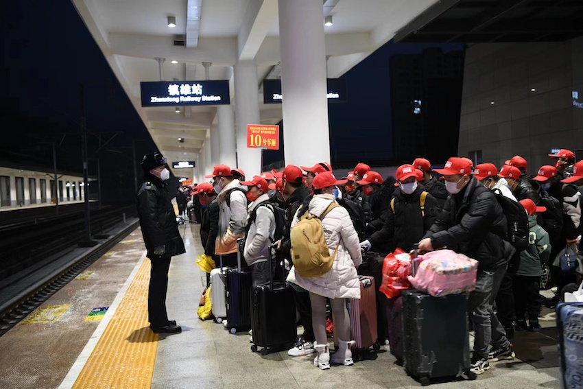 宜賓西至溫州南“點(diǎn)對(duì)點(diǎn)”定制務(wù)工專列將連續(xù)7日開行，助力3000余名農(nóng)民工返崗。成都鐵路供圖
