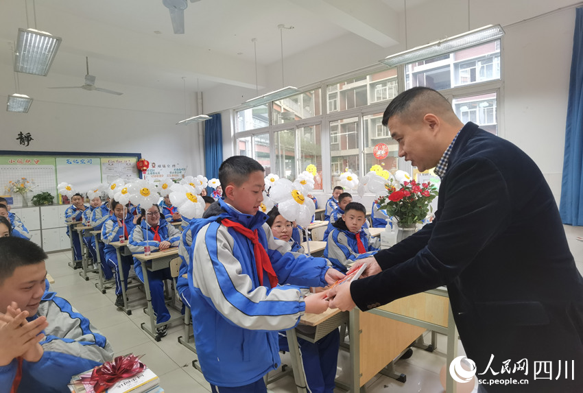 新學(xué)期老師為同學(xué)們準(zhǔn)備的禮物，鼓勵(lì)他們好好學(xué)習(xí)，天天向上。人民網(wǎng) 王洪江攝
