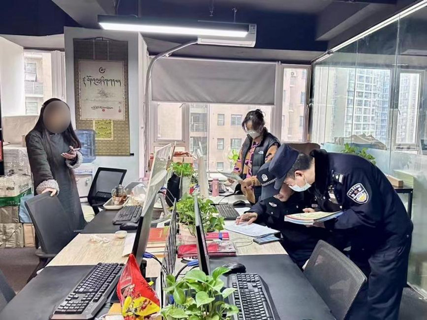 正在辦案的民警。武侯區(qū)公安供圖