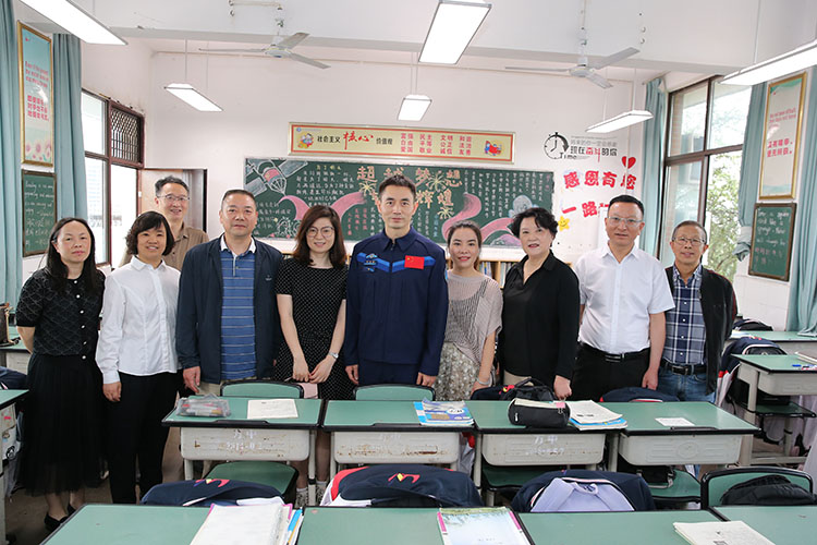 葉光富與母校老師合影。天府新區(qū)融媒體中心供圖
