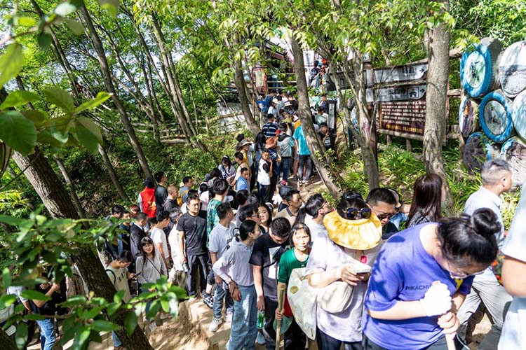 游客排隊爬山。劍門關(guān)景區(qū)供圖