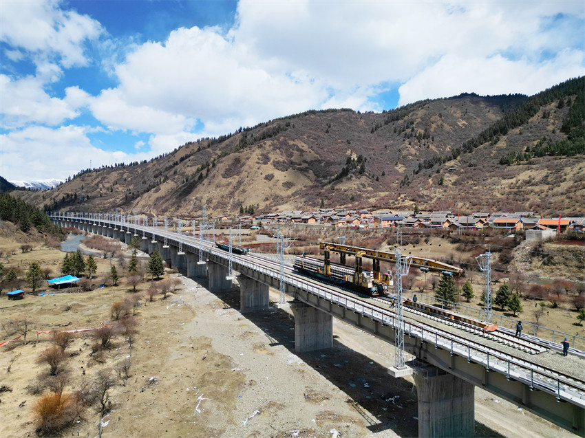 高原段的成蘭鐵路以峽谷長橋?yàn)橹?。成蘭公司供圖
