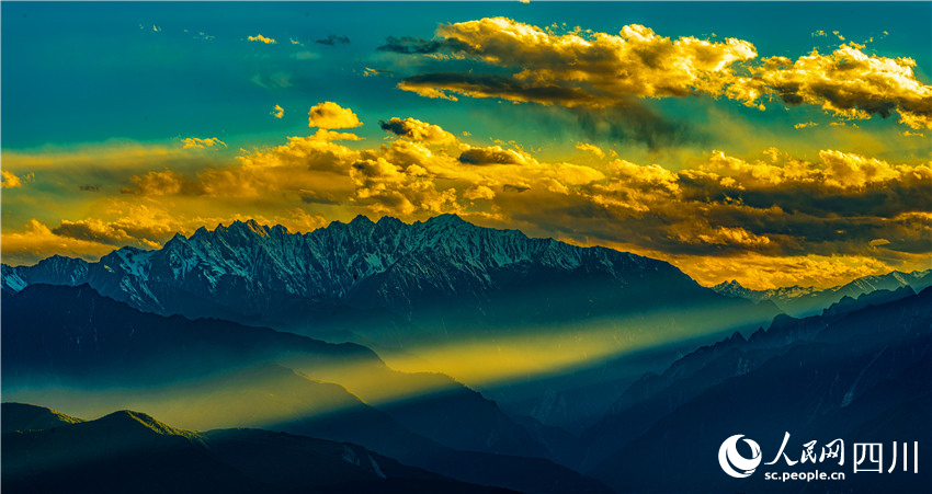 穿越長空寫詩篇。周萬龍攝