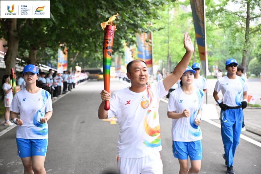 大運(yùn)會(huì)火炬?zhèn)鬟f成都站。大運(yùn)會(huì)組委會(huì)供圖