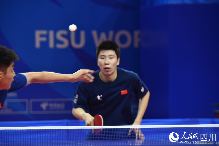 成都大運(yùn)會(huì)中國(guó)代表團(tuán)乒乓球運(yùn)動(dòng)員正在賽前訓(xùn)練。人民網(wǎng)記者 王洪江攝