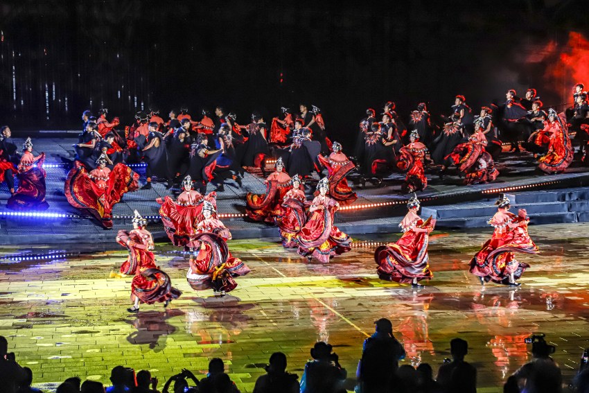 2023年第八屆涼山彝族火把節(jié)開幕。涼山州委宣傳部供圖