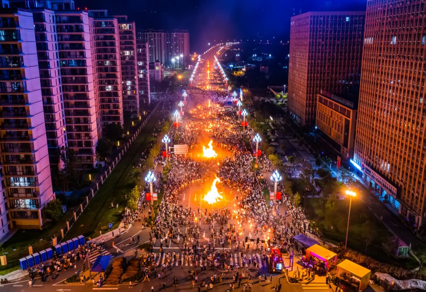 航拍涼山州火把節(jié)。涼山州委宣傳部供圖