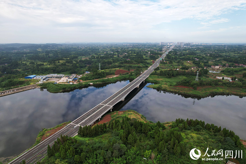 俯瞰新建成的內(nèi)（江）大（足）高速公路四川省內(nèi)江市東興區(qū)段。蘭自濤攝