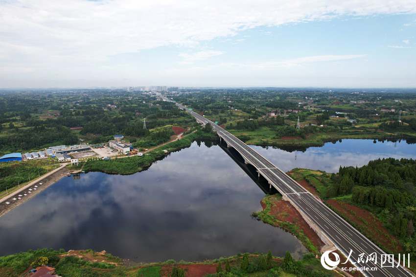 俯瞰新建成的內(nèi)（江）大（足）高速公路四川省內(nèi)江市東興區(qū)段。蘭自濤攝
