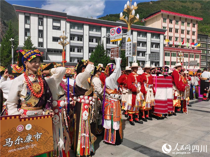 巡游方陣隊員準備出場。人民網(wǎng)記者 劉海天攝