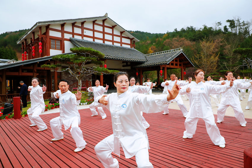 左右開(kāi)弓似射雕，氣血流通百病消。朝天區(qū)委宣傳部供圖