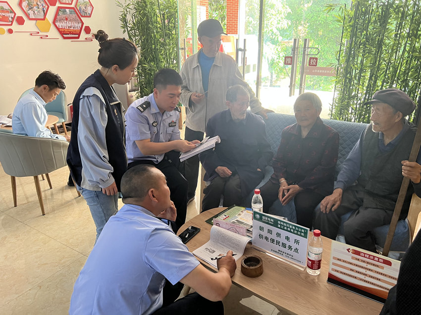 村警徐皝接受群眾政策咨詢。蒲江縣公安局供圖