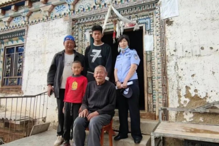 扎西擁忠和扎西（化名）及其家人合影。甘孜州檢察院供圖