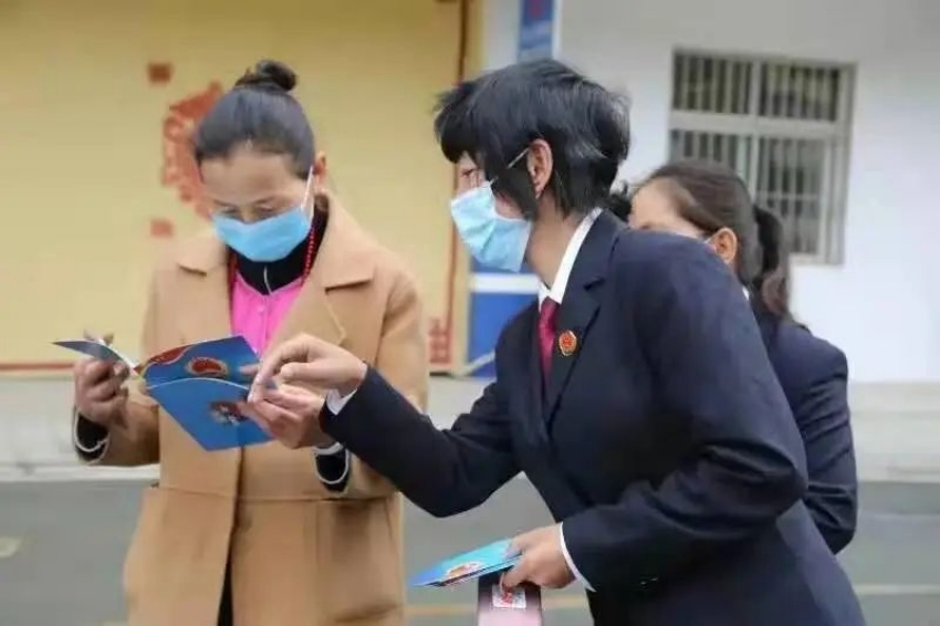 工作中的扎西擁忠（右）。甘孜州檢察院供圖