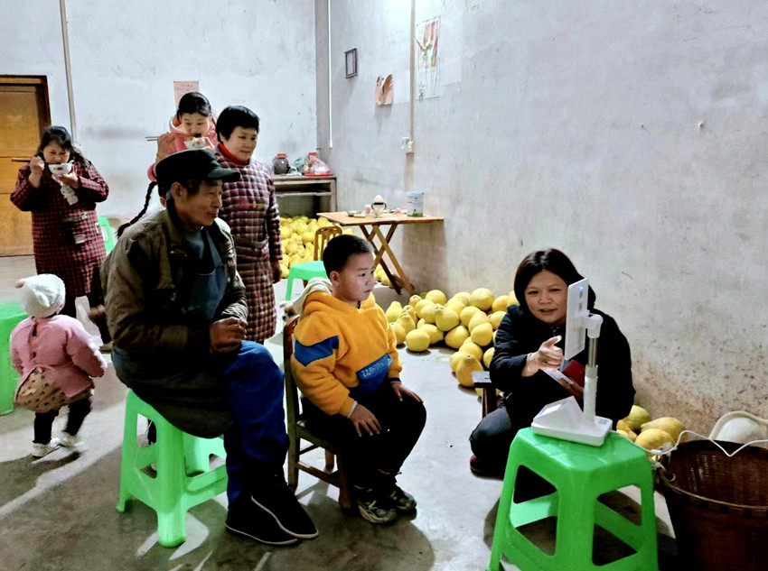 志愿者幫助留守兒童“掃臉”激活醫(yī)保電子憑證。納溪區(qū)醫(yī)保局供圖