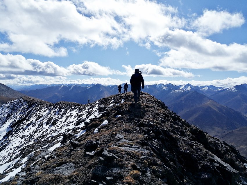 技術(shù)人員在海拔5200～5500m地區(qū)開展地質(zhì)勘查。四川省自然資源廳宣傳教育中心供圖
