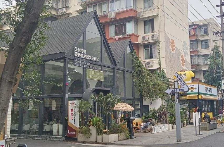 “愛轉角”街邊的悠閑場景。成都市武侯區(qū)玉林街辦供圖