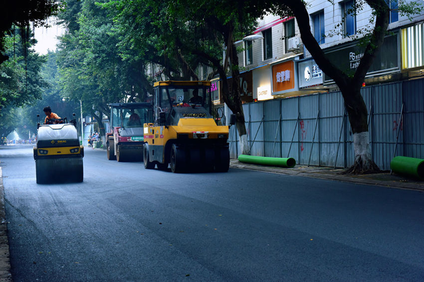 城區(qū)污水管網(wǎng)改造。洪雅縣委宣傳部供圖