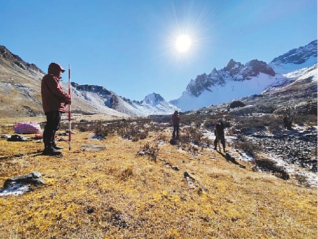 普查人員在野外開展普查工作。四川省應(yīng)急管理廳供圖