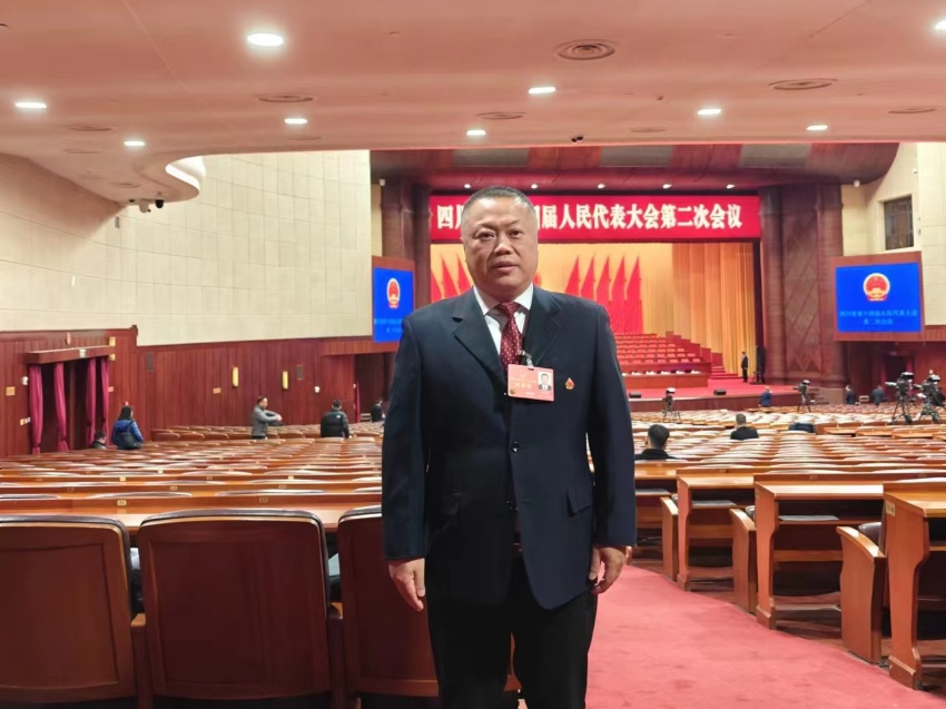 省人大代表劉鴻杰：加強(qiáng)資源配置 推動(dòng)義務(wù)教育優(yōu)質(zhì)均衡發(fā)展劉鴻杰建議，對(duì)遂寧市新建、改擴(kuò)建城區(qū)和中心集鎮(zhèn)學(xué)校教學(xué)輔助用房和運(yùn)動(dòng)場(chǎng)館建設(shè)給予支持，加強(qiáng)學(xué)校建設(shè)、學(xué)位供給、區(qū)域智慧教育綜合平臺(tái)建設(shè)。