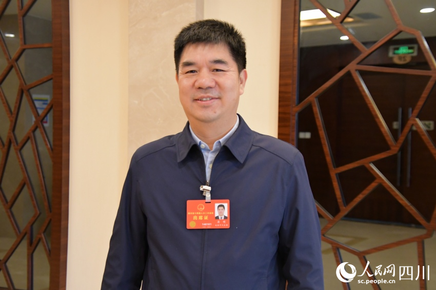 省人大代表，彭州市委副書記、市長蔣明。人民網(wǎng)記者 李平攝