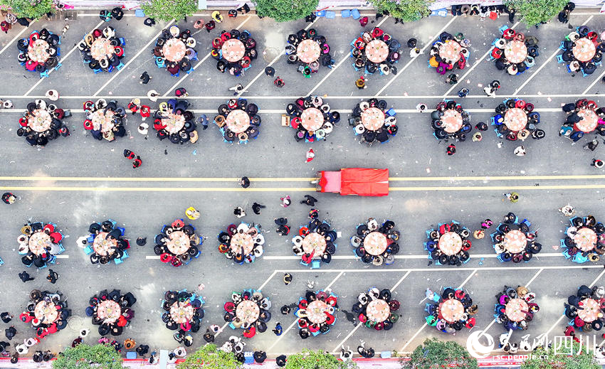 長街壩壩宴。李貴平攝