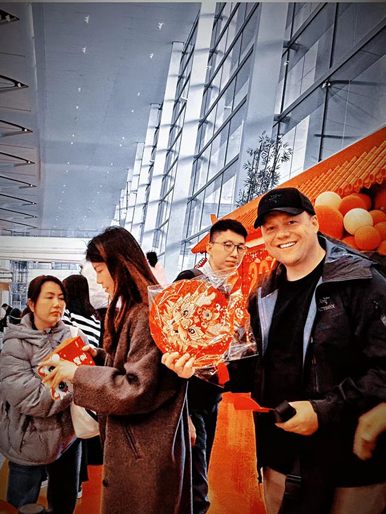 外國(guó)游客到成都過(guò)春節(jié)。成都文旅供圖