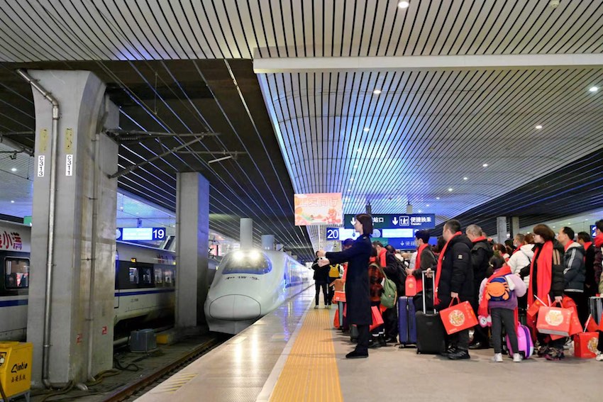 2月22日，600余名川籍務(wù)工人員乘坐動車前往廣州返崗就業(yè)。四川人社供圖